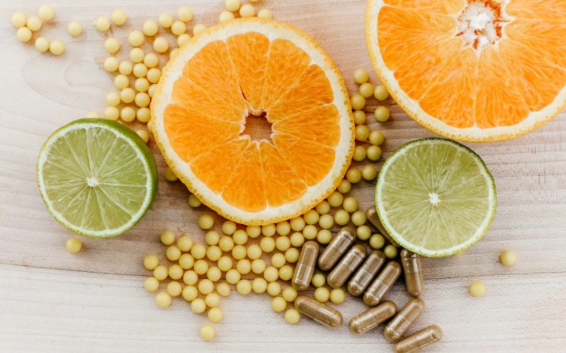 Agrumes coupes avec complements vitamines, source de micronutriments