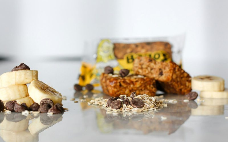 Barres proteinees vegetales cassees avec flocons avoine, chocolat et banane