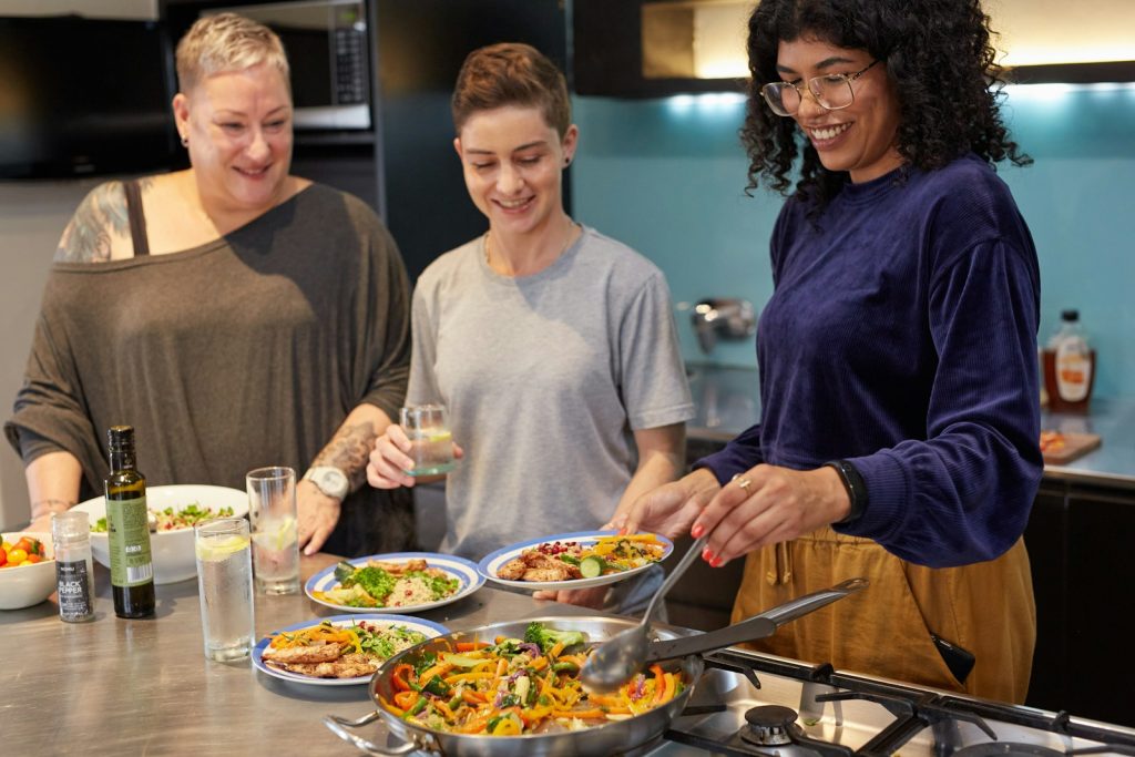 Deux femmes qui cuisinent ensemble dans une cuisine