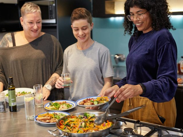 Deux femmes qui cuisinent ensemble dans une cuisine