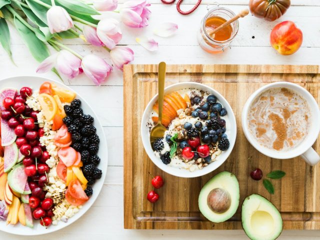 Planche de petit-dejeuner avec flocons d avoine, fruits rouges et yaourt