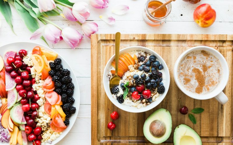 Planche de petit-dejeuner avec flocons d avoine, fruits rouges et yaourt