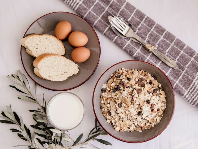 Bols d oeufs, de pain et de riz, sources de proteines, vus de dessus