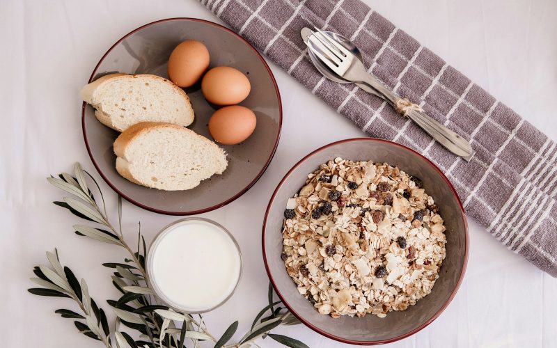 Bols d oeufs, de pain et de riz, sources de proteines, vus de dessus