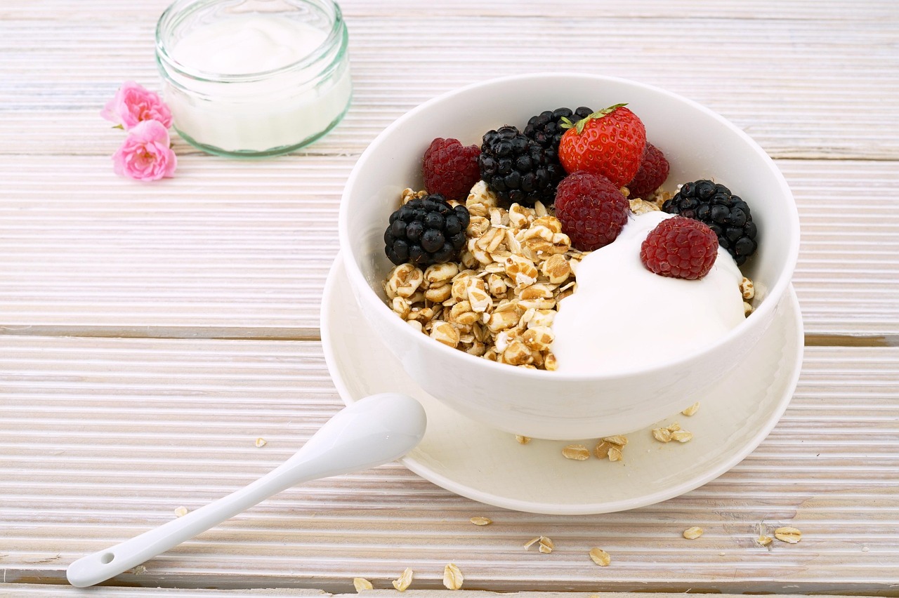 Bol de granola complet avec fruits rouges et yaourt