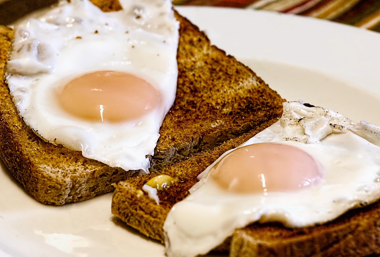 Oeufs au plat sur une tranche de pain grille, repas simple