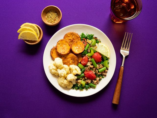 Assiette vegetarienne avec pois chiches, houmous et legumes, riche en proteines