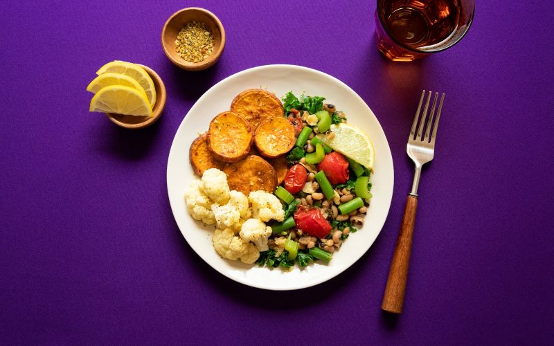 Assiette vegetarienne avec pois chiches, houmous et legumes, riche en proteines