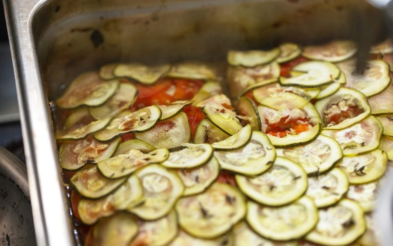 Gratin de courgettes dore au four dans un plat