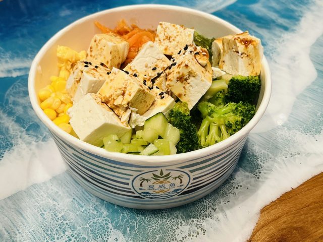 Bol vegetarien avec tofu et brocolis, repas rapide