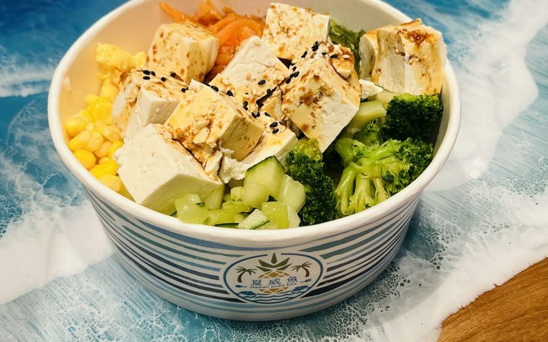 Bol vegetarien avec tofu et brocolis, repas rapide