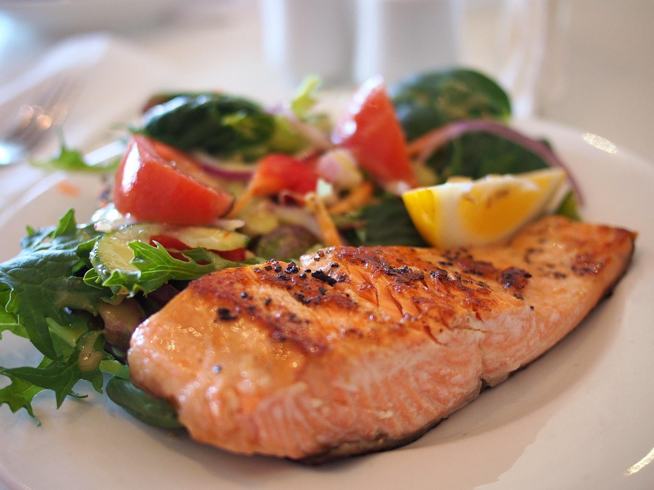 Filet de saumon grille accompagne d une salade colore