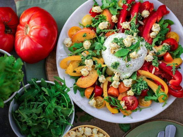 Bol vegetarien de legumes frais et colores pour le diner