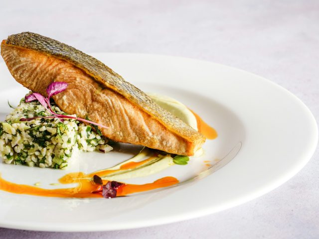 Filet de poisson dresse sur une assiette blanche, repas pauvre en cholesterol