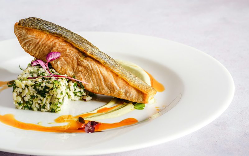 Filet de poisson dresse sur une assiette blanche, repas pauvre en cholesterol