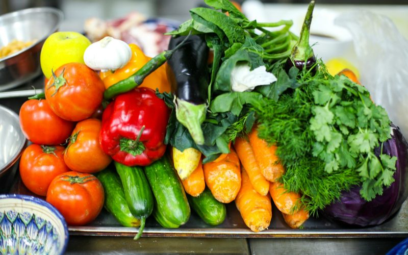 Bols de tomates, poivrons et concombre frais, ingredients pour repas rapide