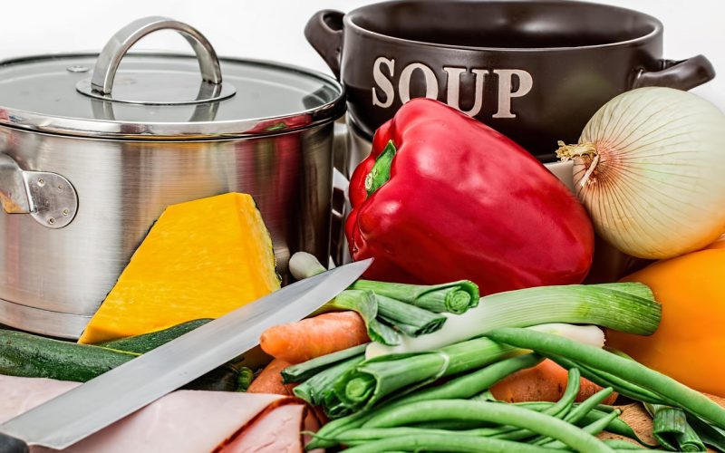 Marmite en inox entouree de legumes frais, preparation rapide
