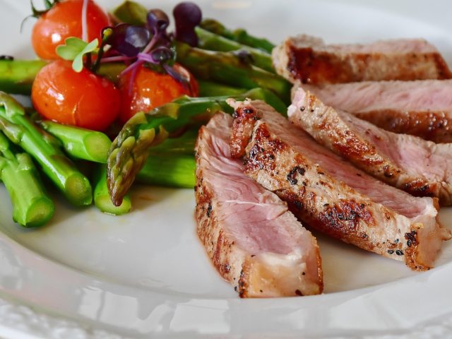 Assiette de viande grillee avec asperges vertes, repas equilibre