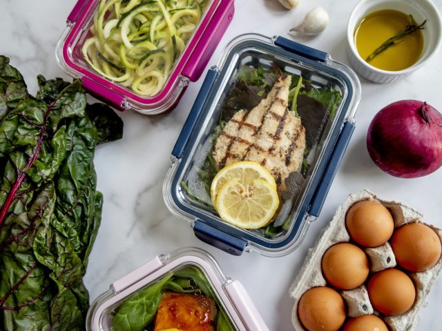Boites de meal prep remplies de repas equilibres, prets a emporter