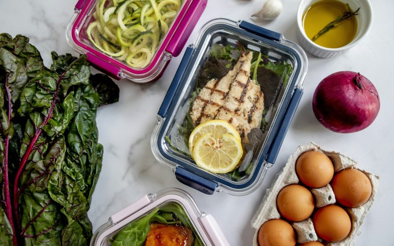 Boites de meal prep remplies de repas equilibres, prets a emporter