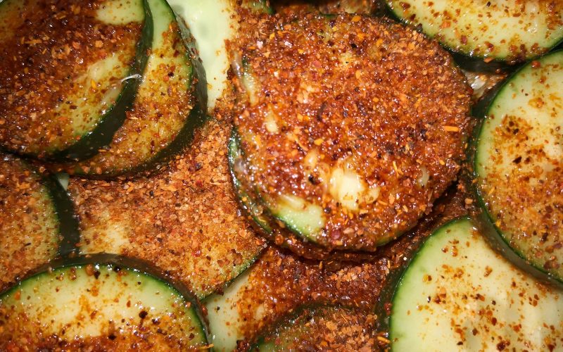 Rondelles de courgettes rissolees et epicees en gros plan