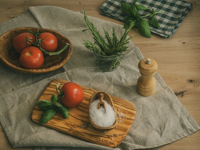 Tomates et herbes fraiches sur une planche en bois, legumes de saison