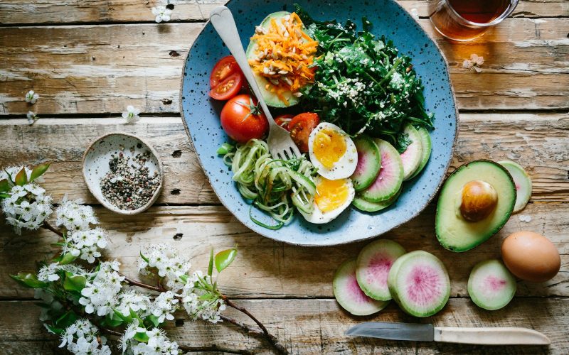 Assiette equilibree vue de dessus avec oeuf, avocat et legumes colores