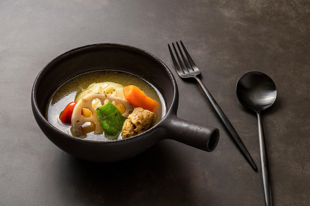 Bol de soupe de legumes avec cuillere et fourchette