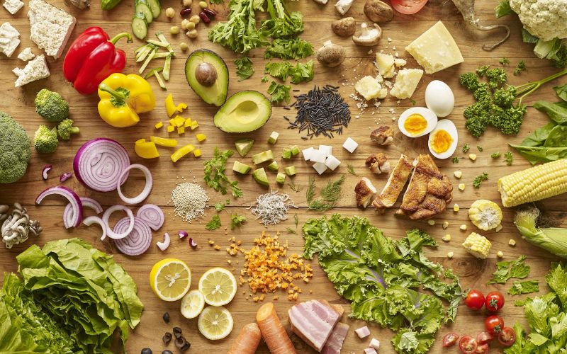 Assortiment d aliments sains et colores sur une planche