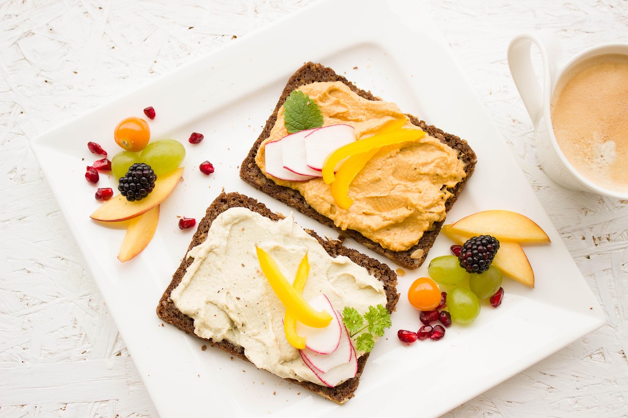 Tartines avec oeuf et fruits rouges, petit-dejeuner equilibre