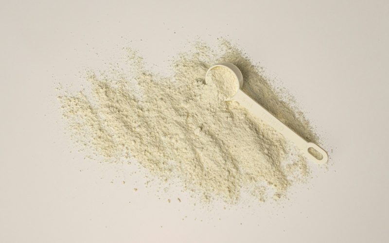 Cuillere doseuse de poudre proteinee renversee, gros plan