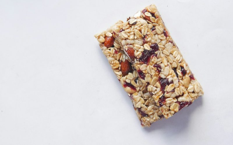 Barre de cereales emballee sur fond blanc