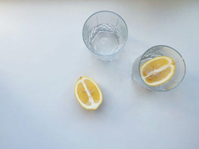 Deux verres d eau citronnee avec quartiers de citron, vue de dessus