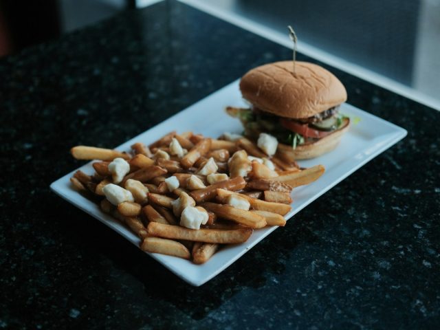 Burger et frites sur une assiette, repas transforme