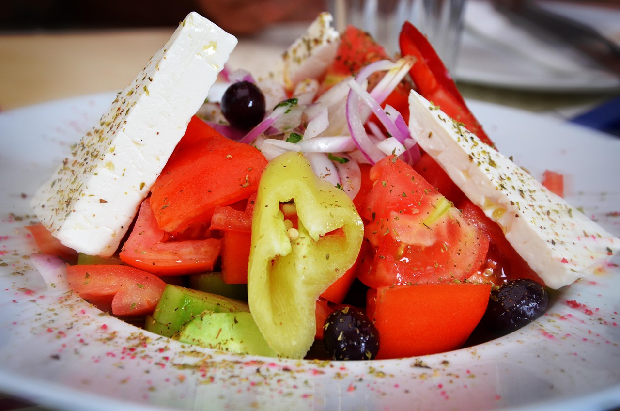 Assiette de feta et tomates fraîches, plat méditerranéen
