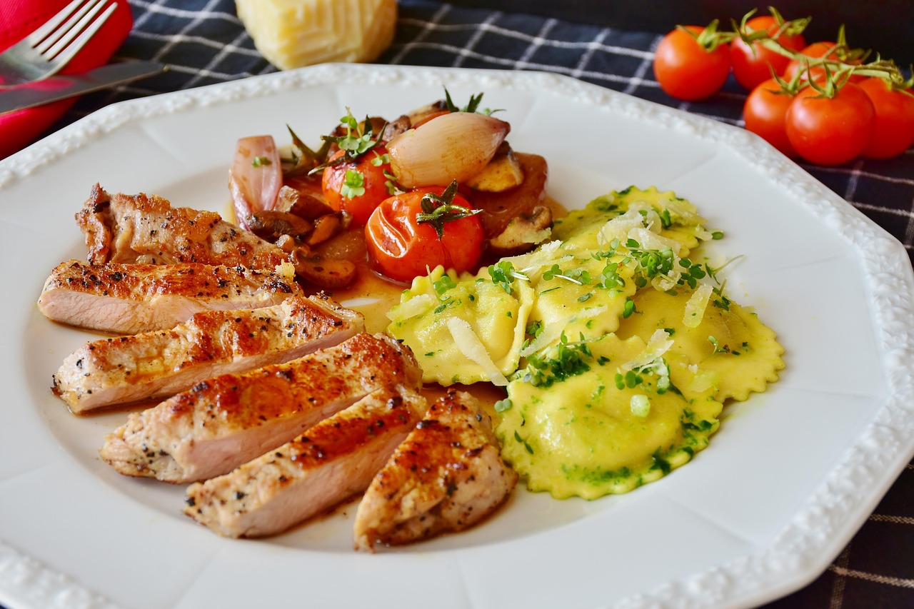 Poulet grillé accompagné de brocolis, repas pauvre en glucides