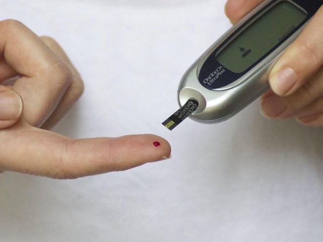 Test de glycemie au doigt avec un lecteur, mesure de l index glycemique