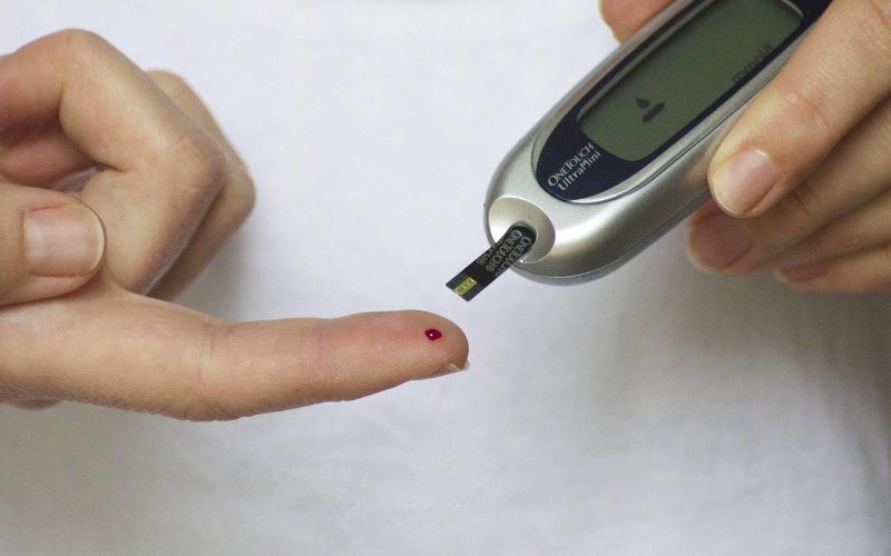 Test de glycemie au doigt avec un lecteur, mesure de l index glycemique