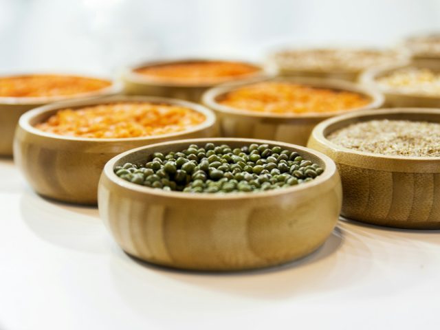 Bols colores de legumineuses et cereales completes, differentes familles d aliments a IG bas