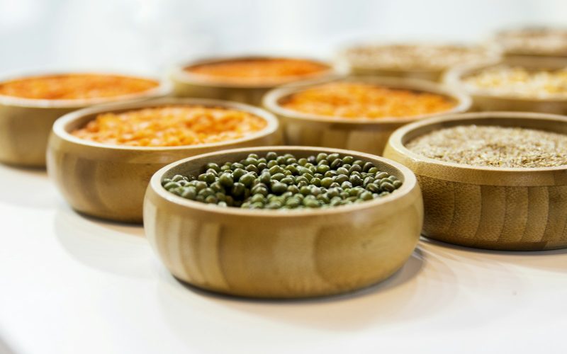 Bols colores de legumineuses et cereales completes, differentes familles d aliments a IG bas
