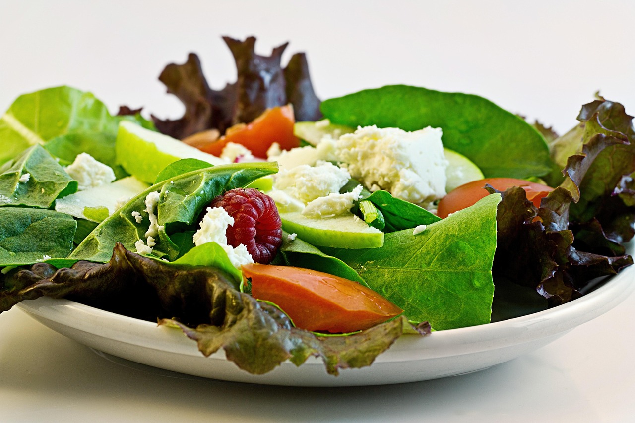 Bol de salade composée avec feta, grenade et légumes verts